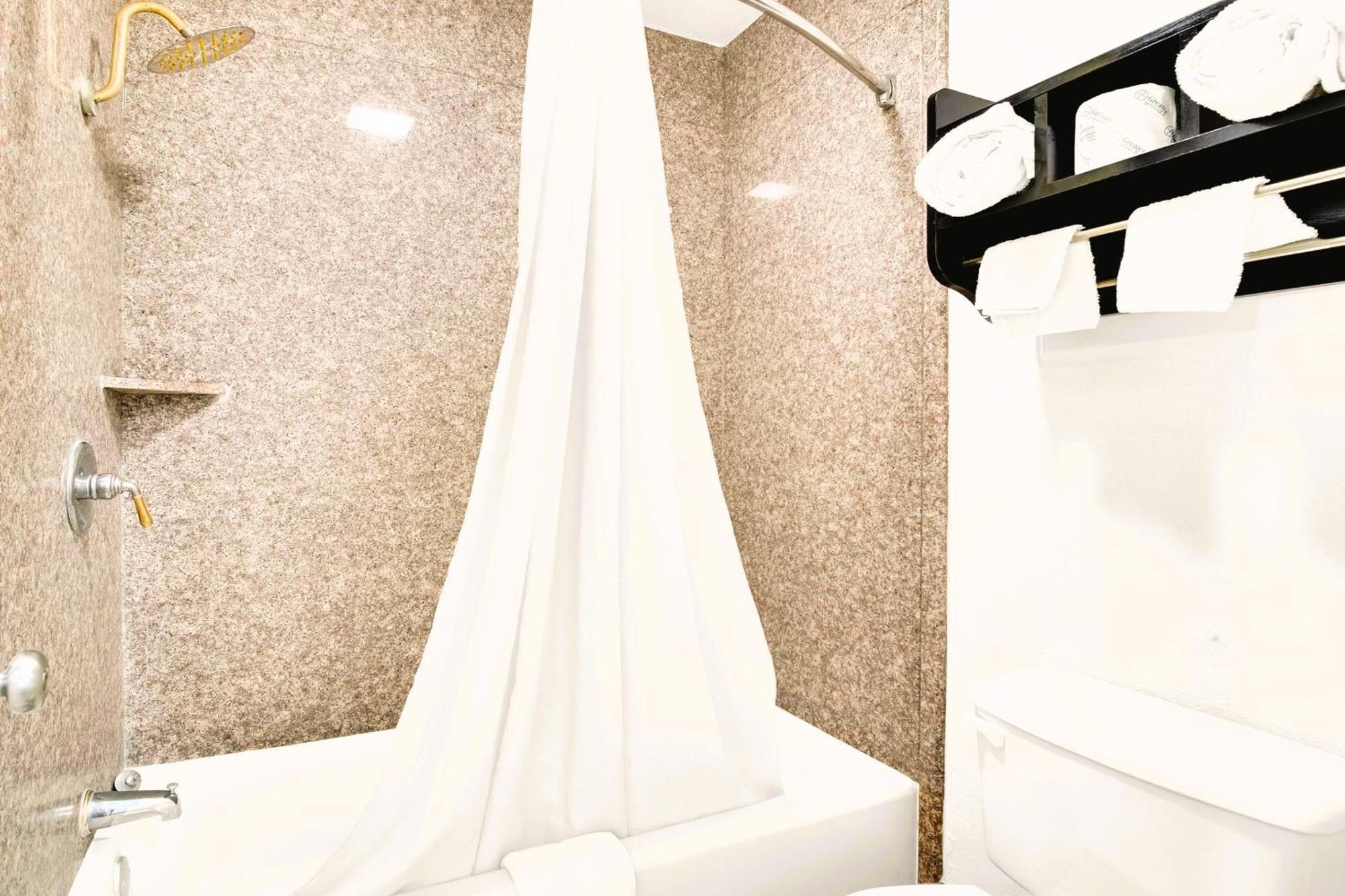 Three Rivers Executive Inn & Suites By Oyo Exteriör bild